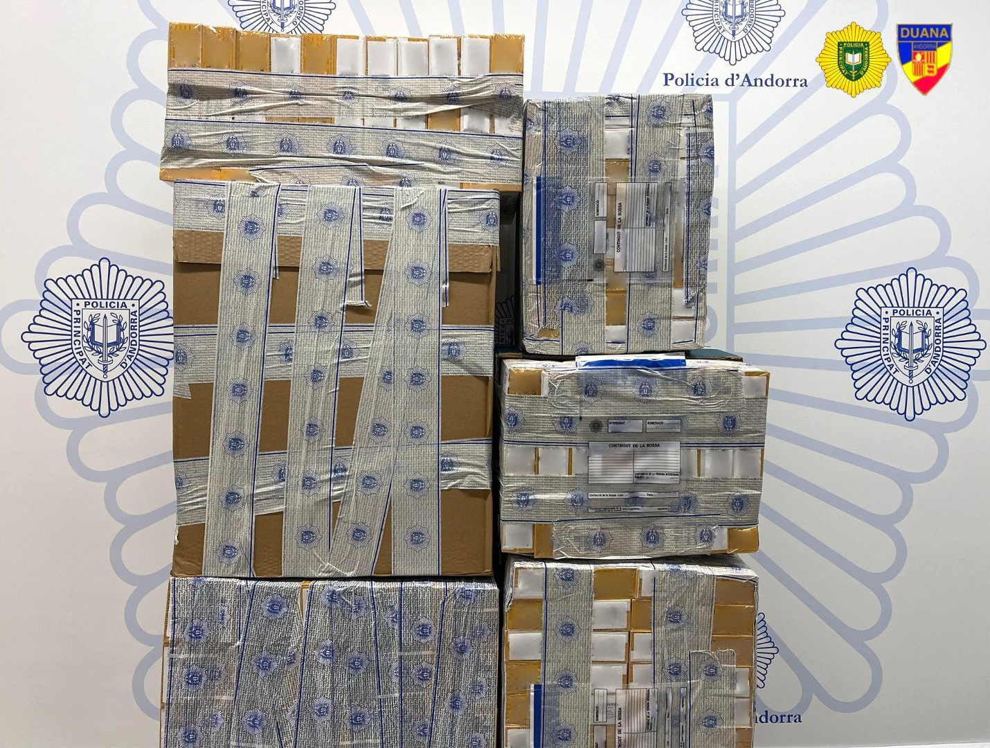La Policia deté dos homes amb més de 2.300 paquets de tabac de contraban i prop de 29.000 euros arran d'una operació de la Duana